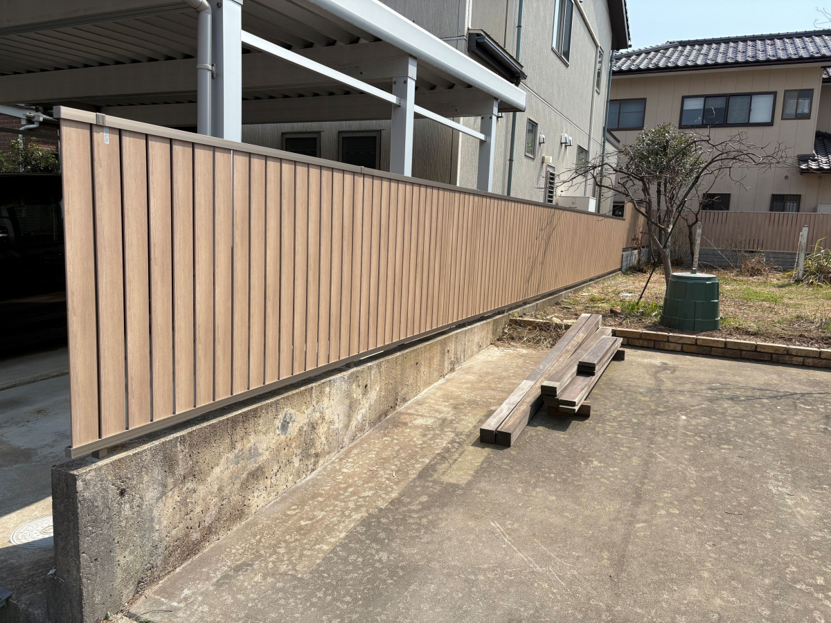 TERAMOTOの【フェンス施工例】既存の木製のフェンスを撤去し、新たにアルミ製のフェンスを取付しました。の施工後の写真1