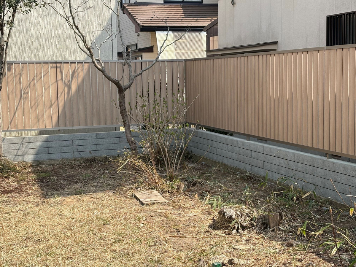 TERAMOTOの【フェンス施工例】既存の木製のフェンスを撤去し、新たにアルミ製のフェンスを取付しました。の施工後の写真2