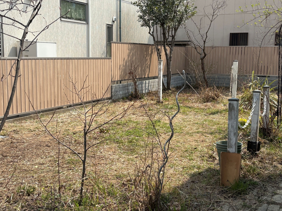 TERAMOTOの【フェンス施工例】既存の木製のフェンスを撤去し、新たにアルミ製のフェンスを取付しました。の施工後の写真3