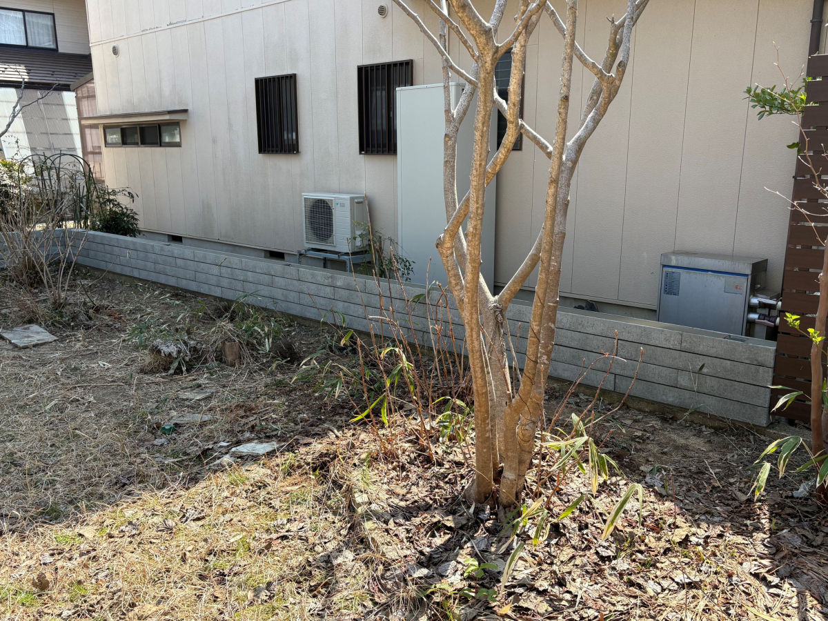 TERAMOTOの【フェンス施工例】既存の木製のフェンスを撤去し、新たにアルミ製のフェンスを取付しました。の施工前の写真1