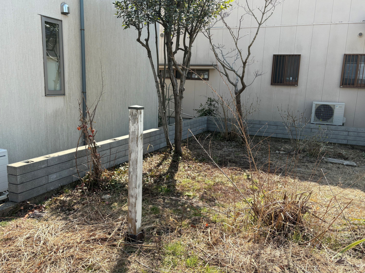 TERAMOTOの【フェンス施工例】既存の木製のフェンスを撤去し、新たにアルミ製のフェンスを取付しました。の施工前の写真2