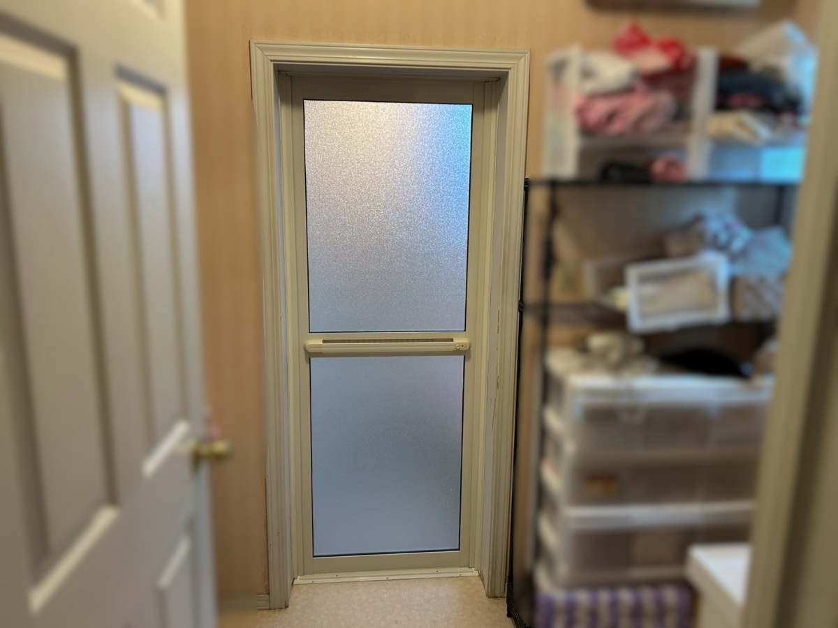 TERAMOTOの【浴室ドア施工例】浴室の折れ戸タイプのドアを開き仕様のドアに取替工事しました。の施工後の写真1