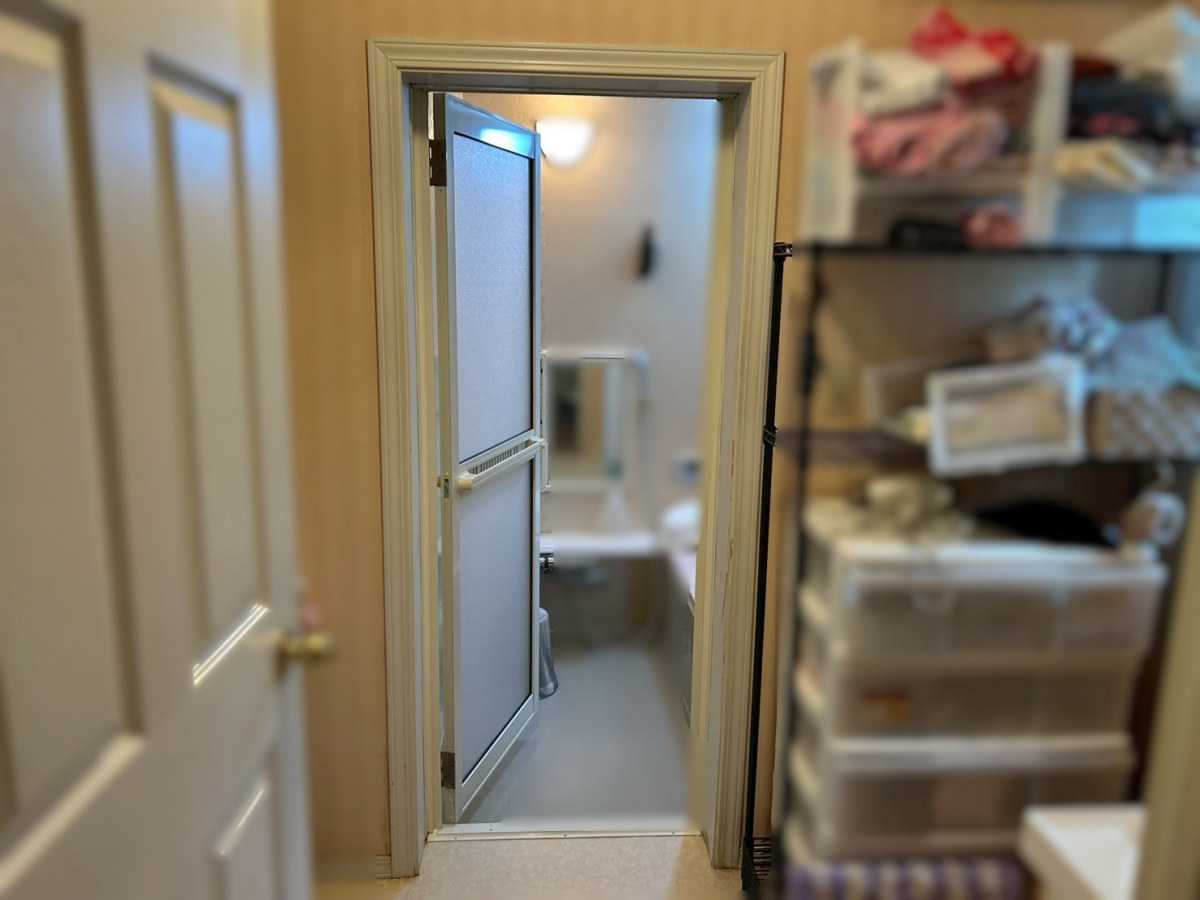 TERAMOTOの【浴室ドア施工例】浴室の折れ戸タイプのドアを開き仕様のドアに取替工事しました。の施工後の写真2