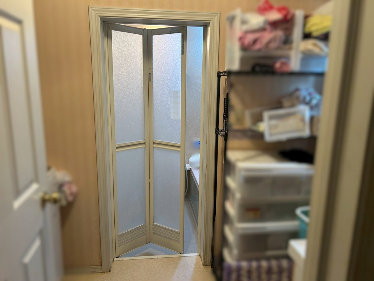 TERAMOTOの【浴室ドア施工例】浴室の折れ戸タイプのドアを開き仕様のドアに取替工事しました。の施工前の写真1