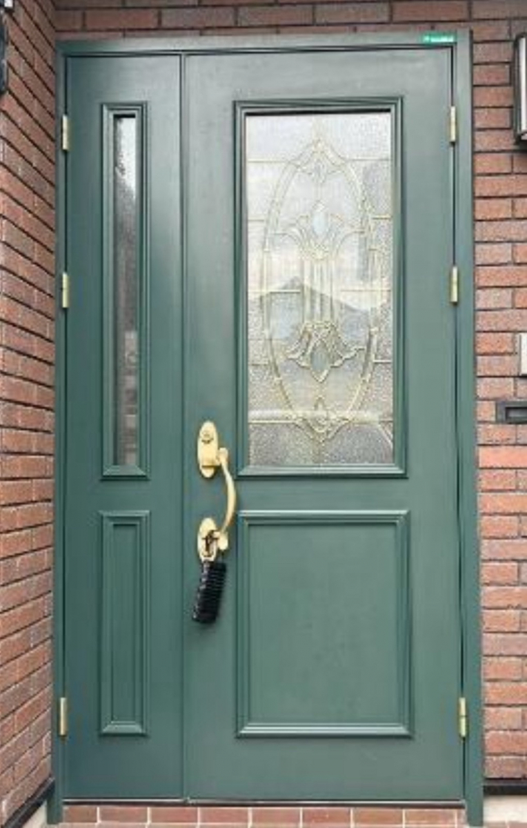 TERAMOTOの【玄関ドア施工例】親子ドアをリシェント工事させていただきました。の施工前の写真1