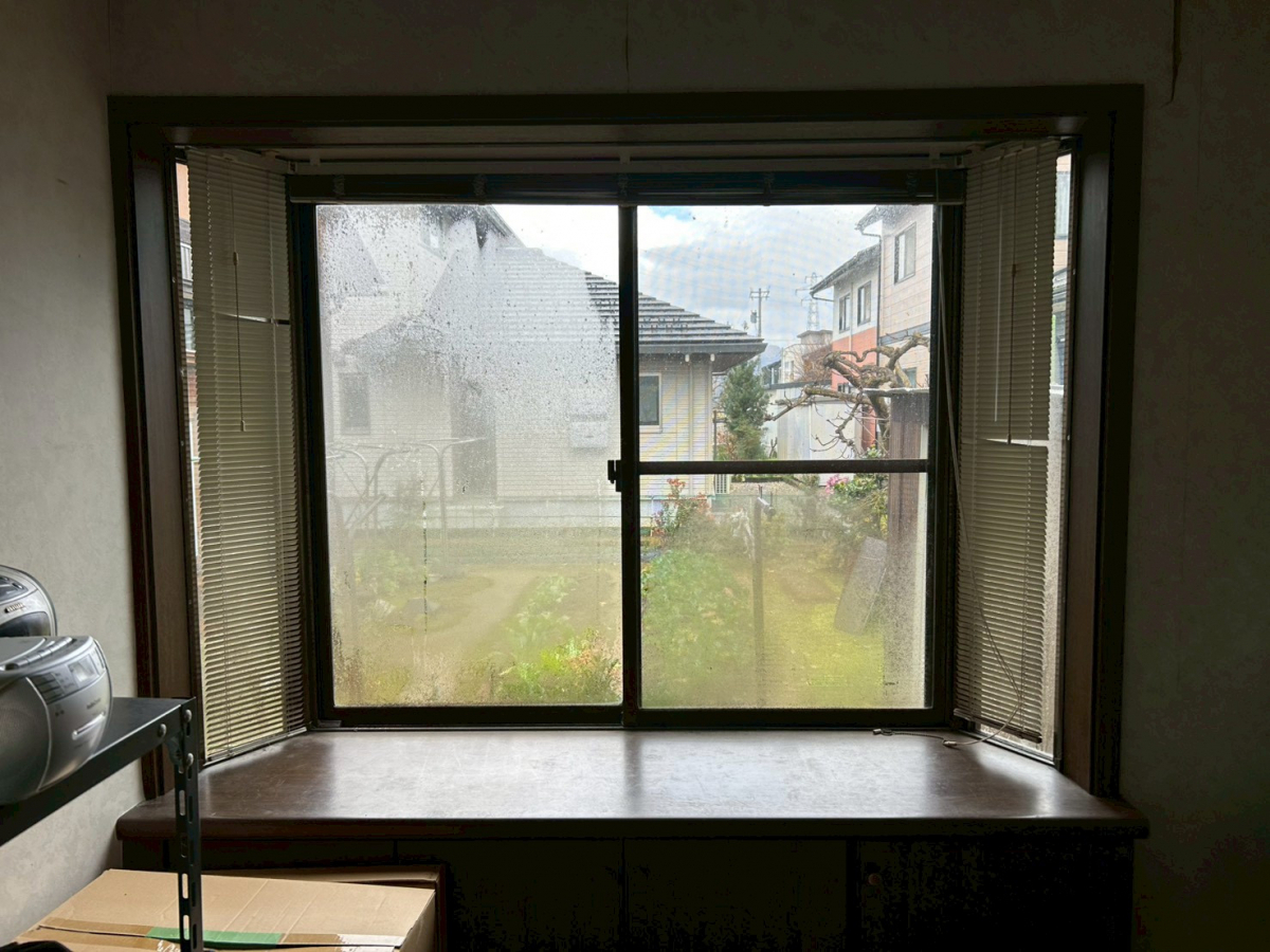 TERAMOTOの【施工事例】出窓に内窓を施工させていただきました|福井北|寺本トーヨー住器の施工前の写真1