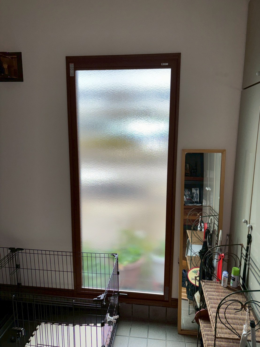 TERAMOTOの【福井北】玄関を明るく目隠し、型板ガラスのFIX窓を施工させていただきました！|寺本トーヨー住器の施工後の写真1