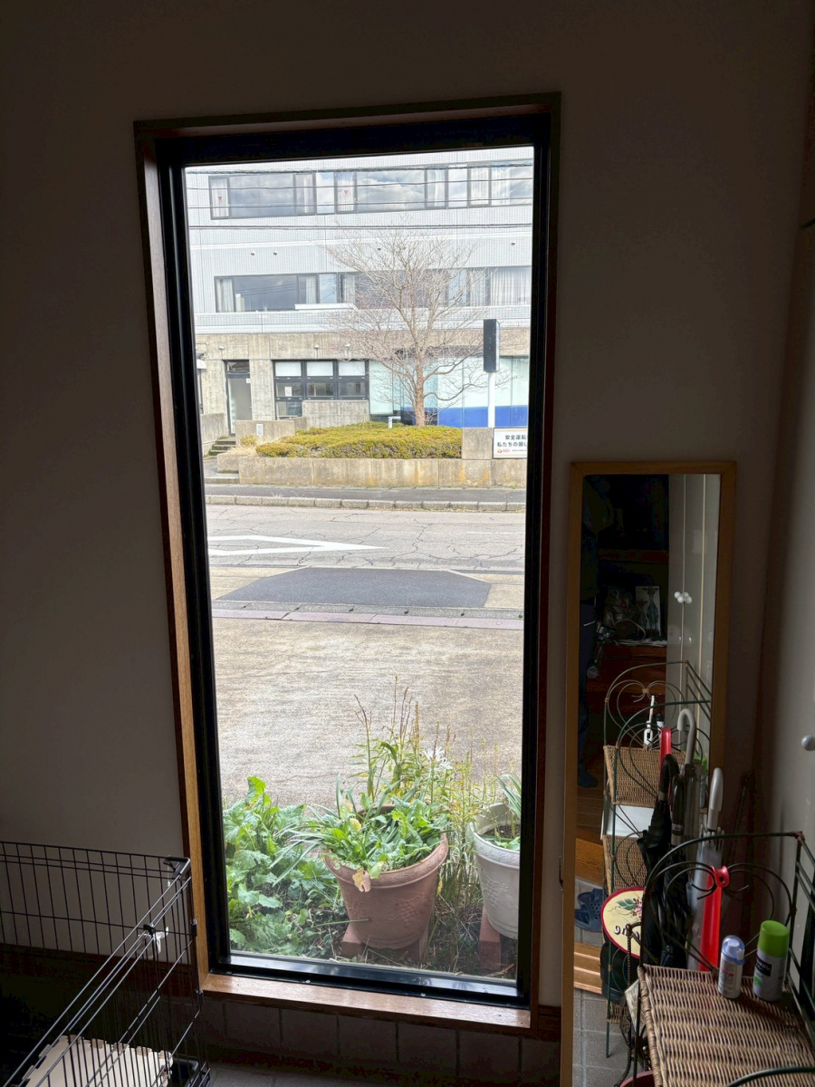 TERAMOTOの【福井北】玄関を明るく目隠し、型板ガラスのFIX窓を施工させていただきました！|寺本トーヨー住器の施工前の写真1