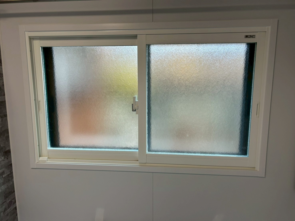 TERAMOTOの【福井北】壁の色に合わせてデザイン重視の内窓施工！|寺本トーヨー住器|の施工後の写真1