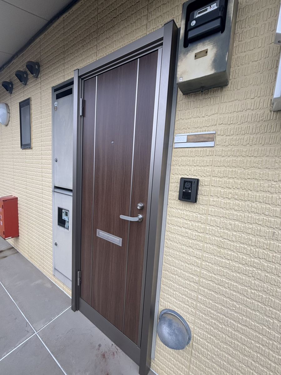 青梅トーヨー住器 湘南支店の【藤沢市辻堂】【リシェントアパートドア】アパートのドアもワンデーリフォームの施工後の写真2
