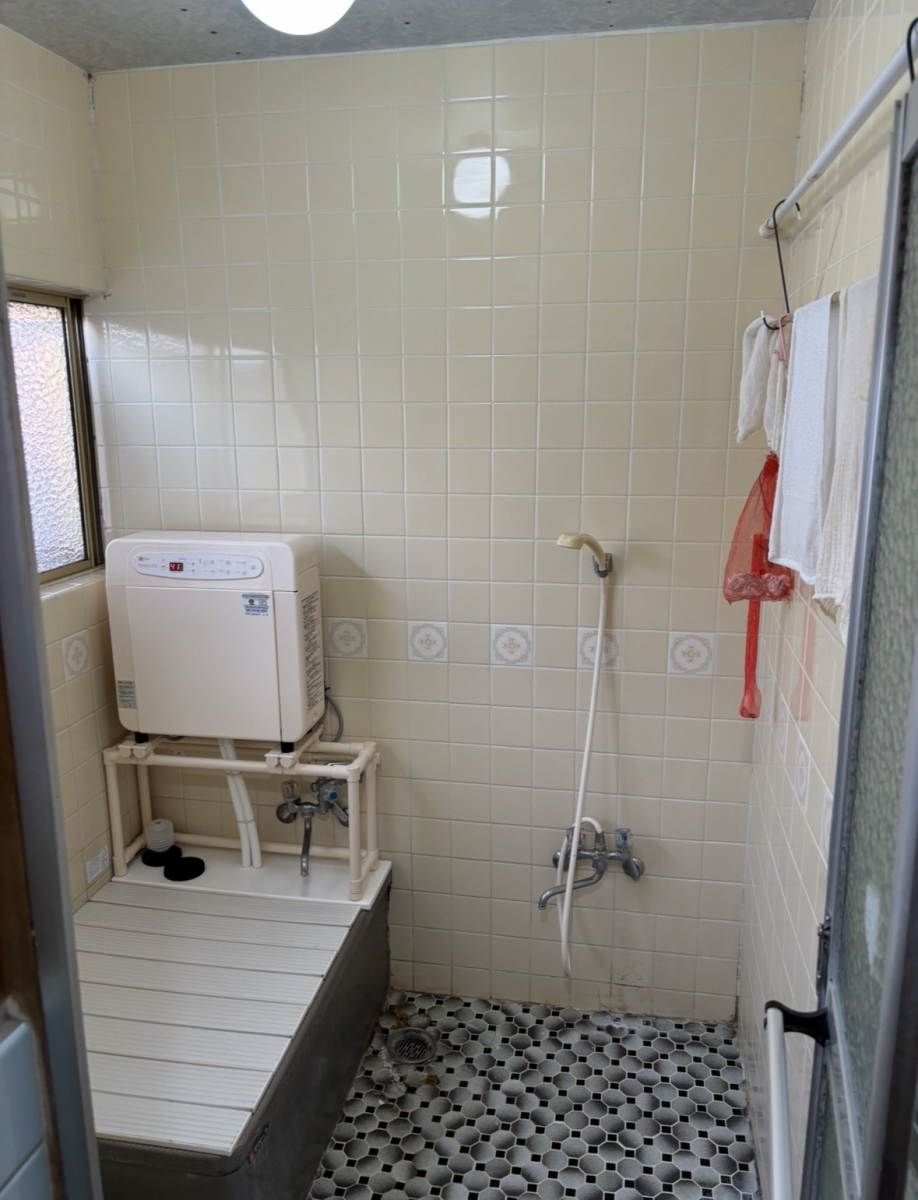 青梅トーヨー住器 湘南支店の【神奈川県藤沢市】浴室リフォーム後に内窓設置しました。の施工前の写真2