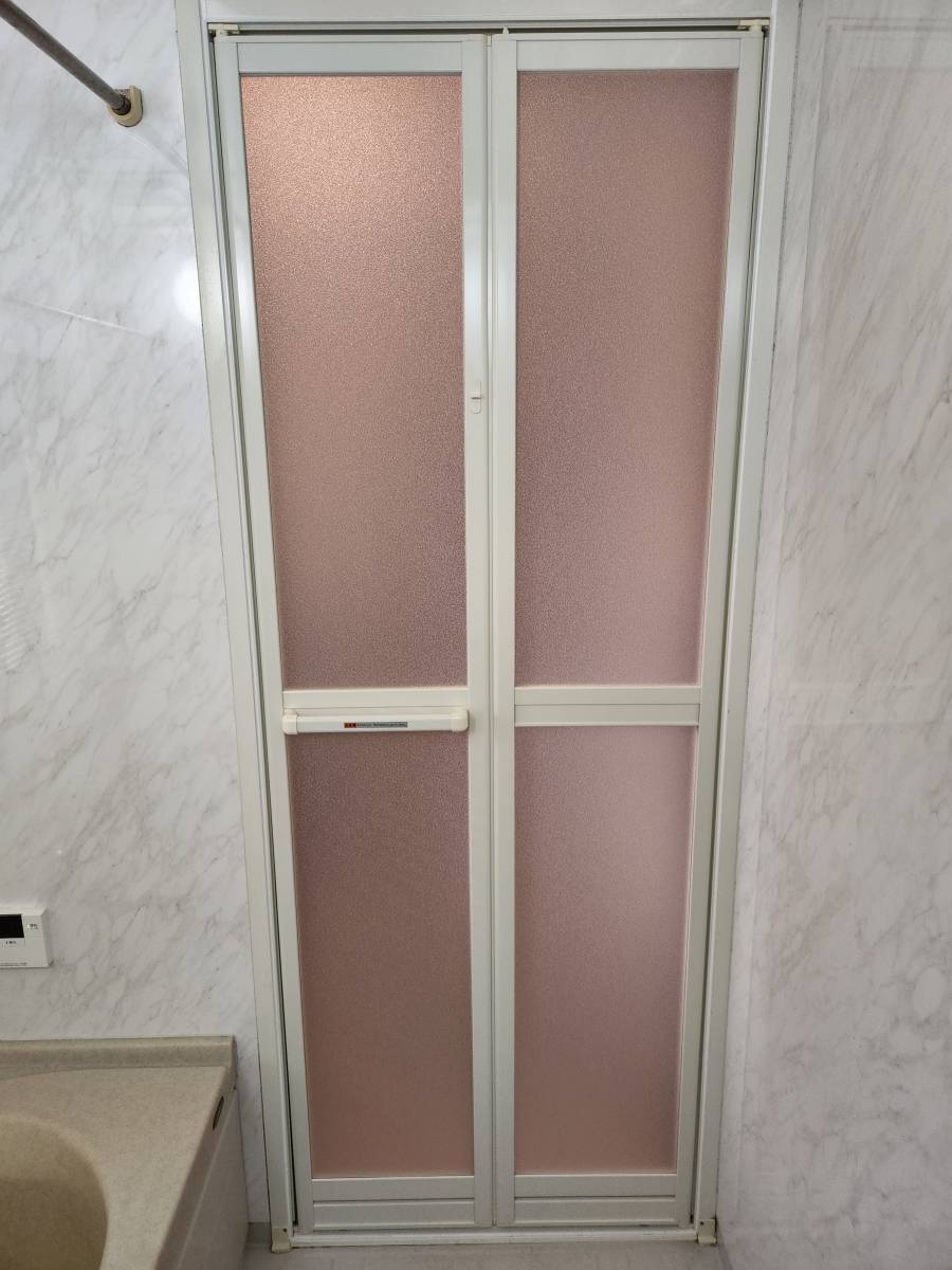 コーホクトーヨー住器のリフォーム浴室中折れドアの施工後の写真1