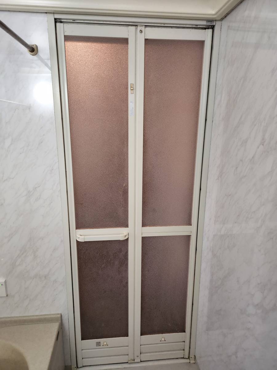 コーホクトーヨー住器のリフォーム浴室中折れドアの施工前の写真1