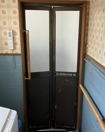コーホクトーヨー住器の【練馬区】浴室ドア交換/リシェントの施工前の写真1