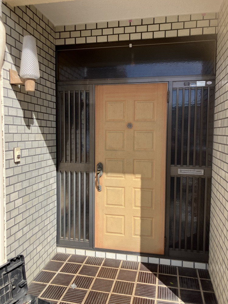 マドReSTの【狭山市】リシェント/玄関ドアの施工前の写真1