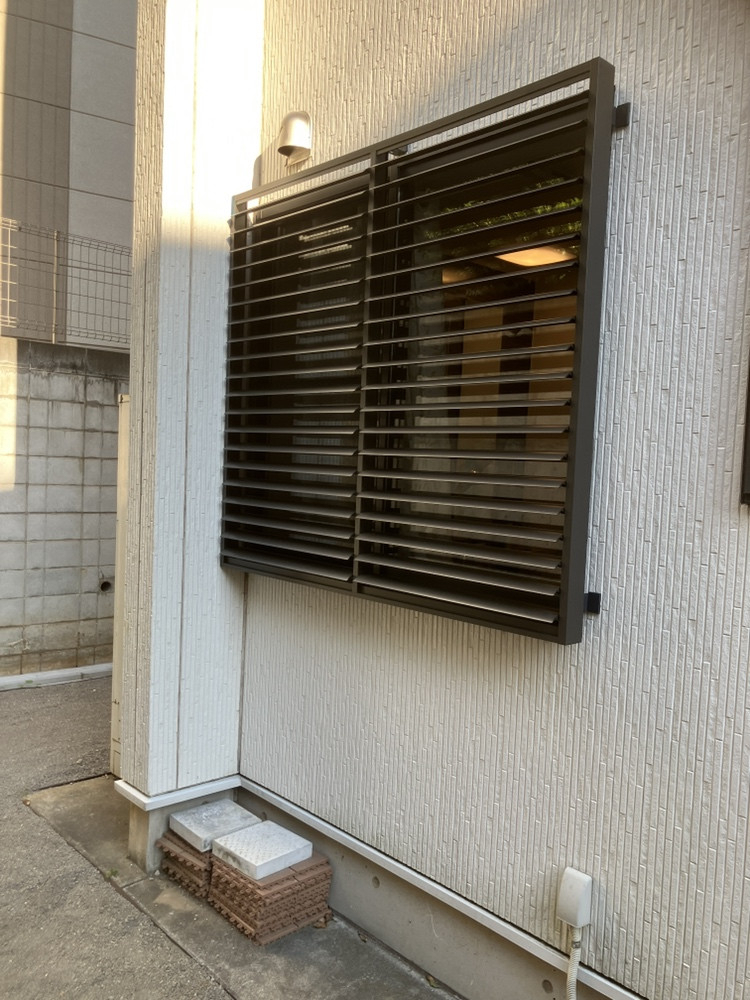 マドReSTの【和光市】目隠し可動ルーバー/浴室の施工後の写真2