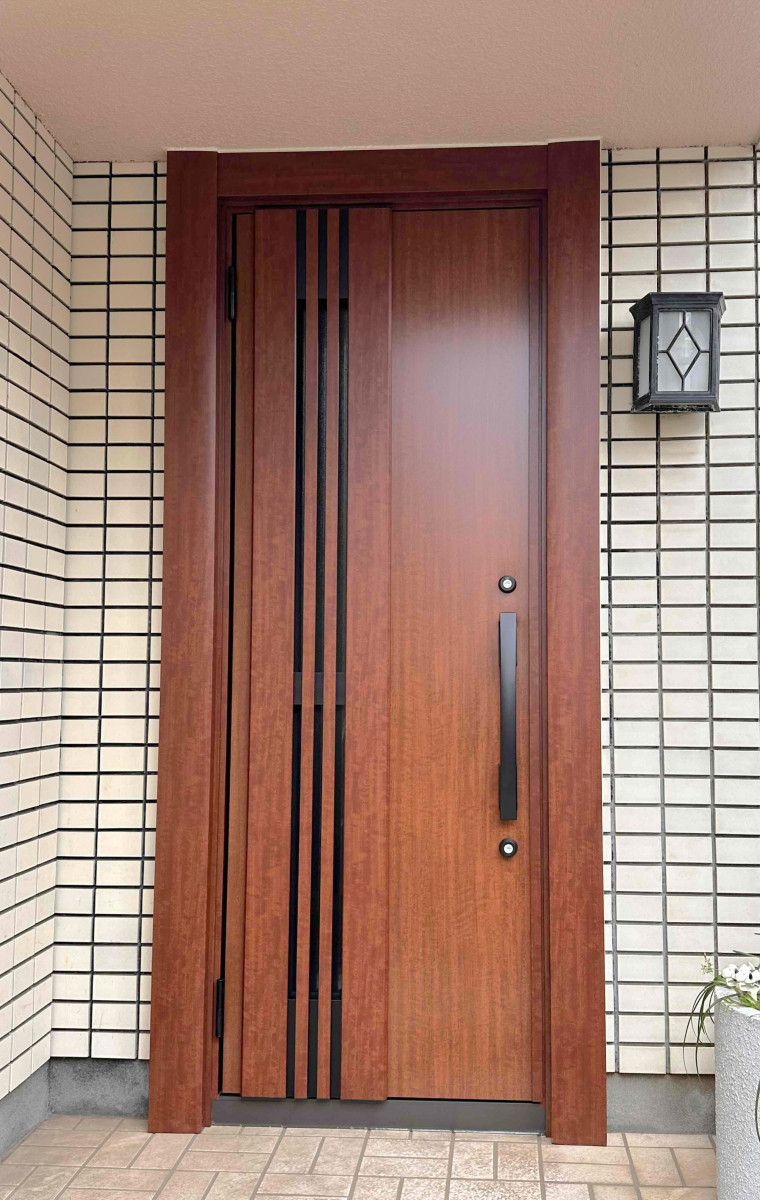 マドReSTの【東久留米市】リシェント｜玄関ドアの施工後の写真1