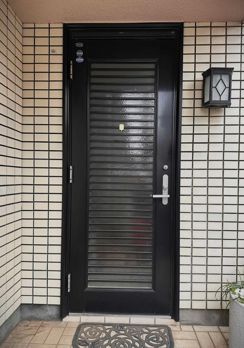 マドReSTの【東久留米市】リシェント｜玄関ドアの施工前の写真1