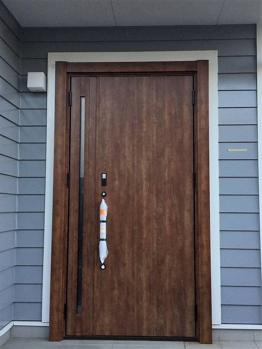 コーホクトーヨー住器のリシェント玄関ドアの施工後の写真1
