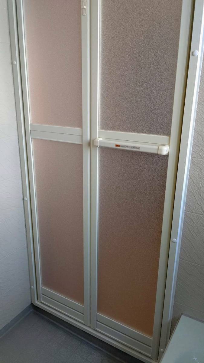 ツカサトーヨー住器の☆浴室中折ドアの取替え工事☆の施工後の写真1