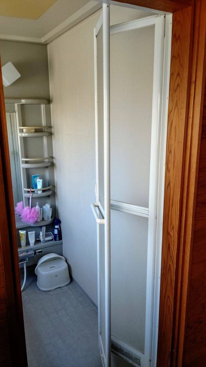 ツカサトーヨー住器の☆浴室中折ドアの取替え工事☆の施工前の写真2