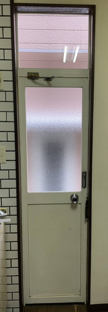 ツカサトーヨー住器の★勝手口にインプラス！！の施工前の写真1