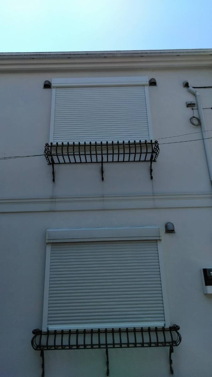 ミネオトーヨー住器のシャッターの付いていない窓にシャッターを後付け　工事　神奈川県湘南地区の施工後の写真1