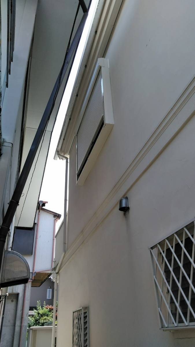 ミネオトーヨー住器のシャッターの付いていない窓にシャッターを後付け　工事　神奈川県湘南地区の施工後の写真2