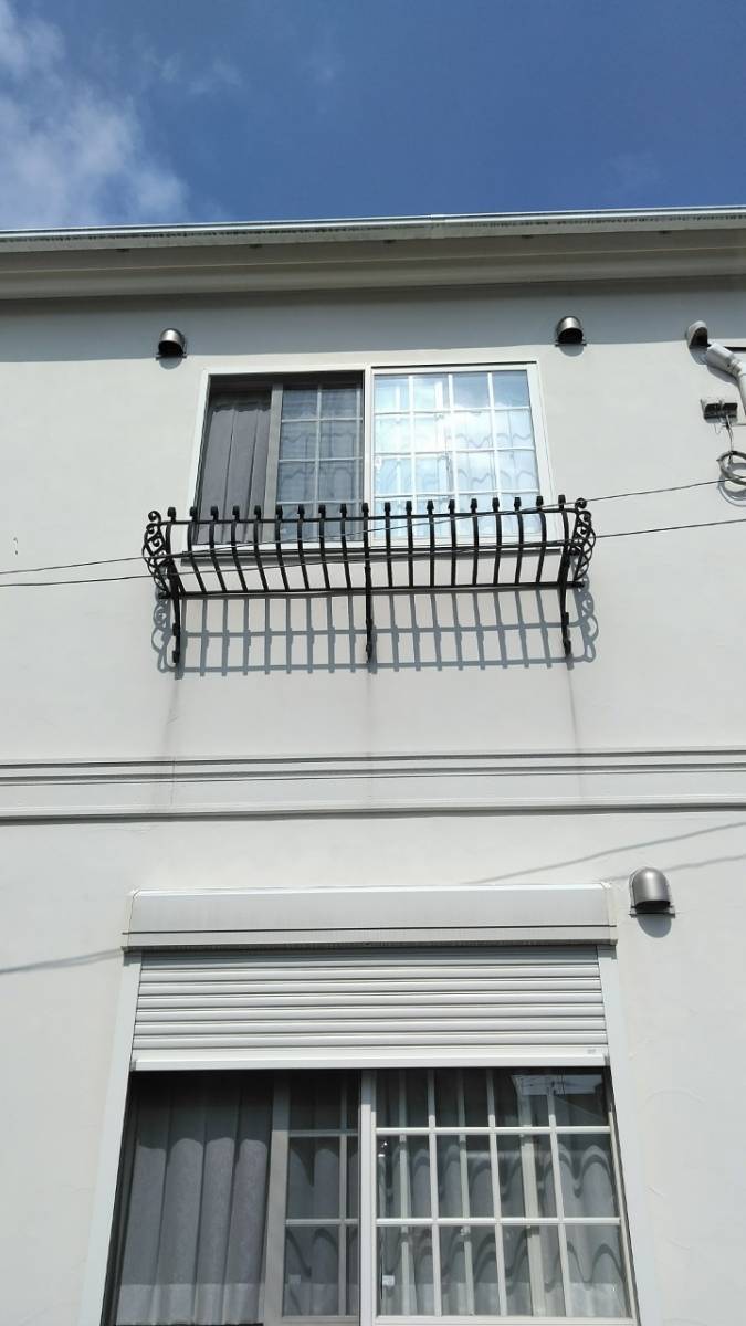 ミネオトーヨー住器のシャッターの付いていない窓にシャッターを後付け　工事　神奈川県湘南地区の施工前の写真1