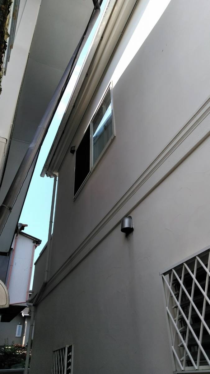 ミネオトーヨー住器のシャッターの付いていない窓にシャッターを後付け　工事　神奈川県湘南地区の施工前の写真2