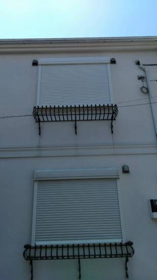 ミネオトーヨー住器のシャッターの付いていない窓にシャッターを後付け　工事　神奈川県湘南地区施工事例写真1