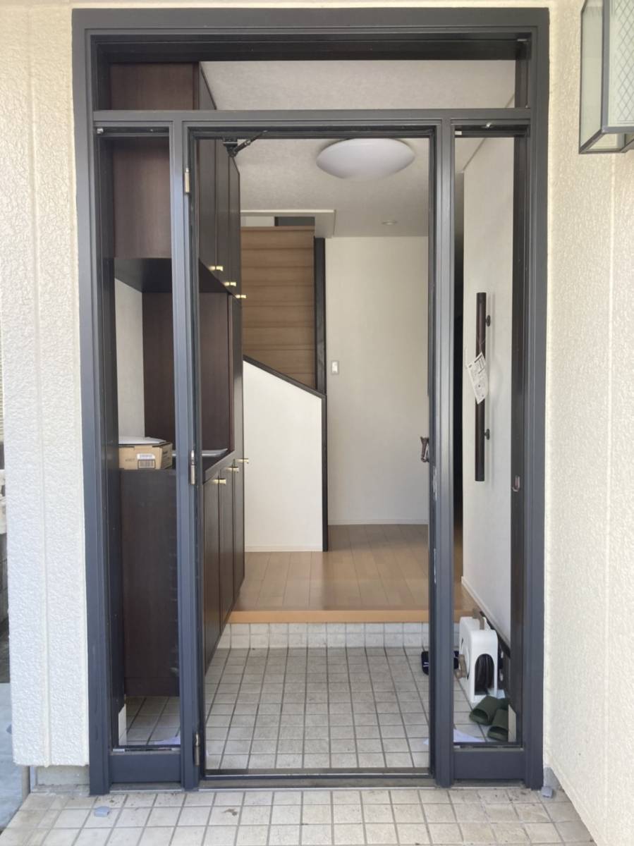 ミネオトーヨー住器の横浜市　T様邸　玄関ドアリフォームの施工前の写真3
