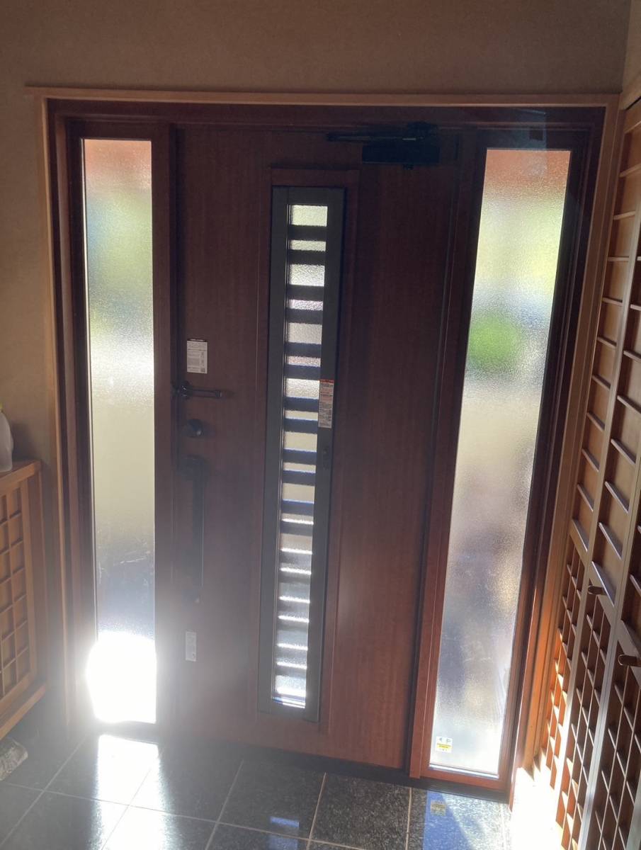 ミネオトーヨー住器の引き戸からドアに玄関リフォーム　厚木市　の施工後の写真2