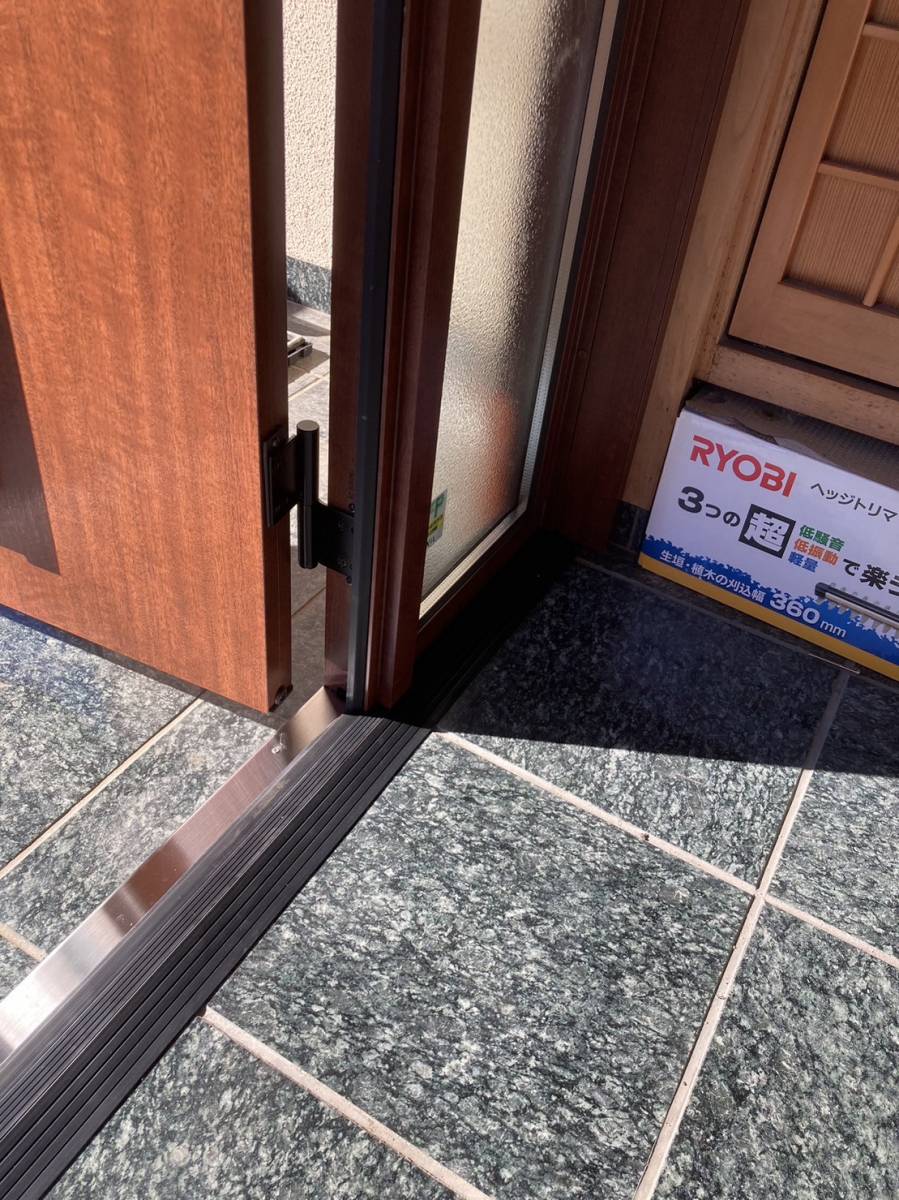 ミネオトーヨー住器の引き戸からドアに玄関リフォーム　厚木市　の施工後の写真3