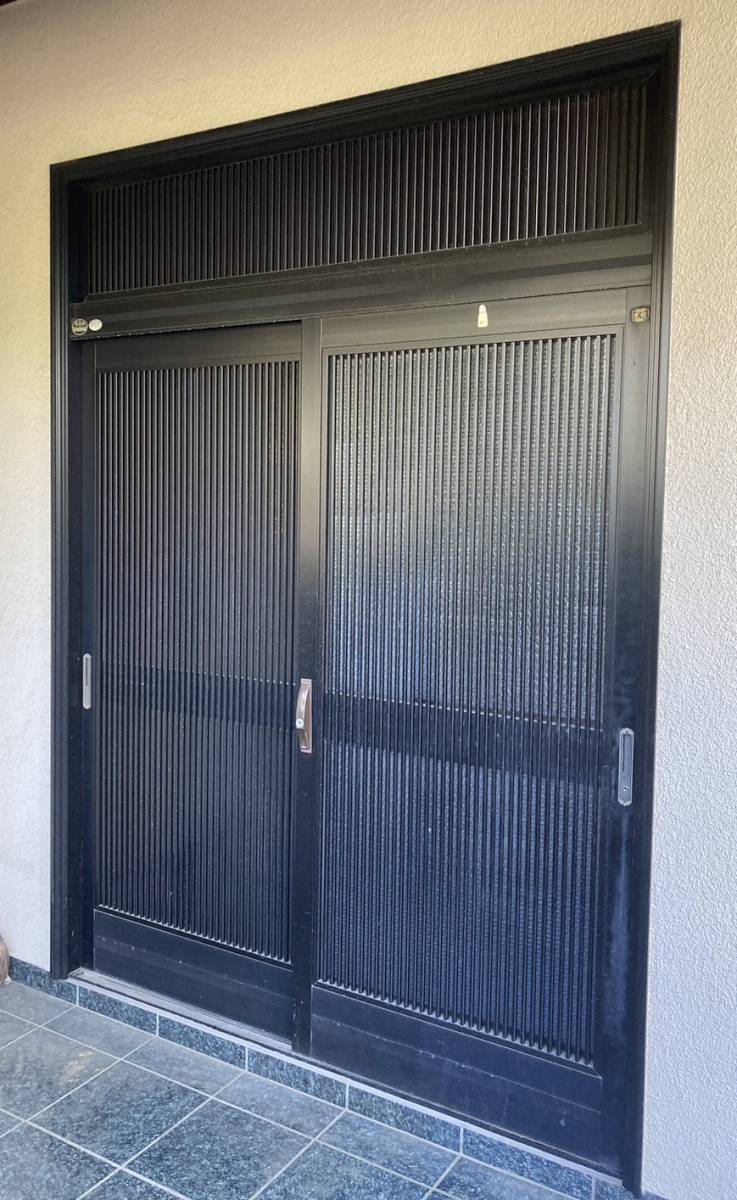 ミネオトーヨー住器の引き戸からドアに玄関リフォーム　厚木市　の施工前の写真1