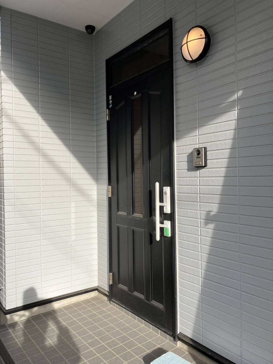 ミネオトーヨー住器の小田原市にて玄関ドアリフォームの施工前の写真1