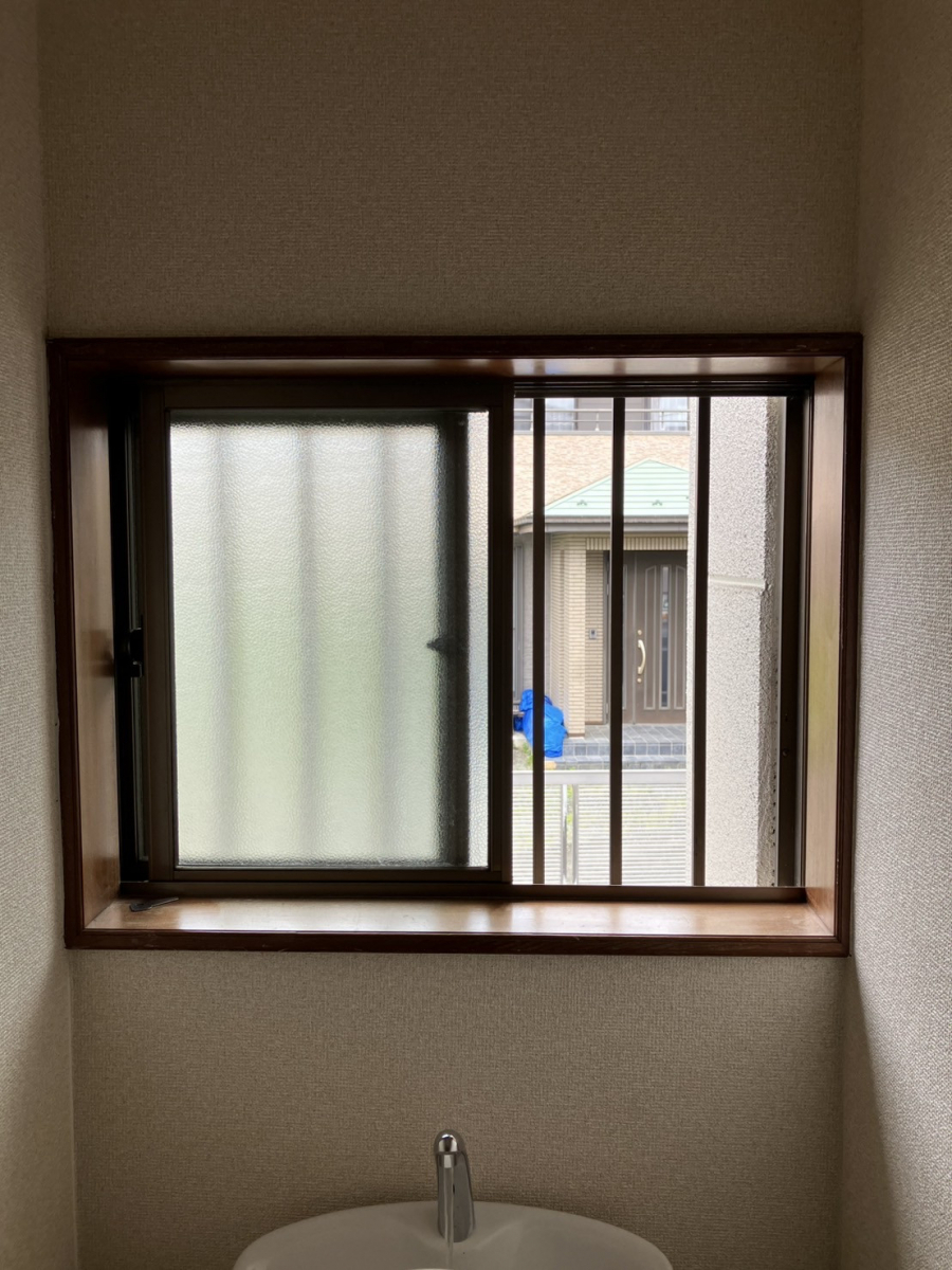 ミネオトーヨー住器の秦野市にてリフォーム!トイレと脱衣室を二重窓にの施工前の写真1