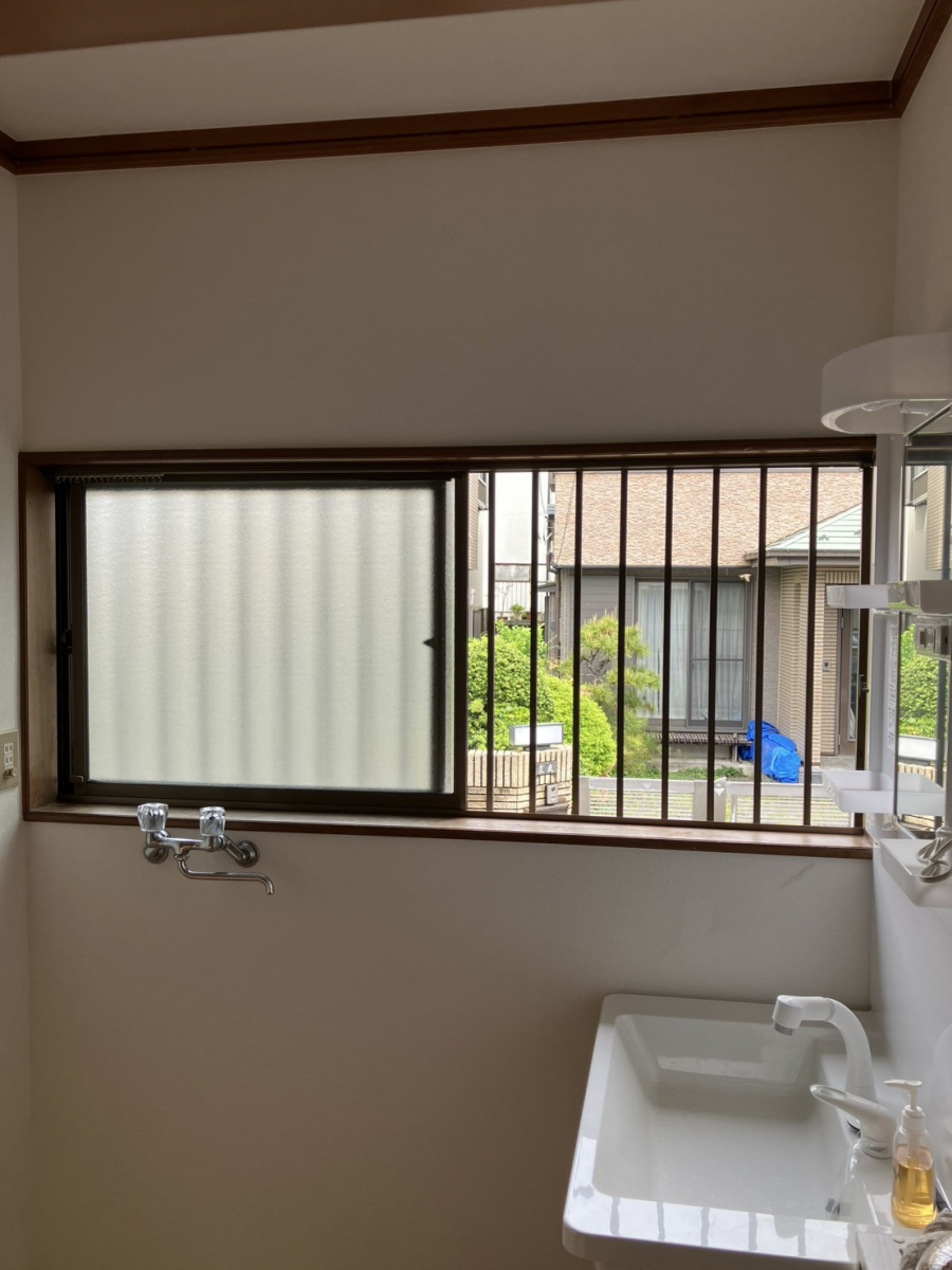 ミネオトーヨー住器の秦野市にてリフォーム!トイレと脱衣室を二重窓にの施工前の写真2