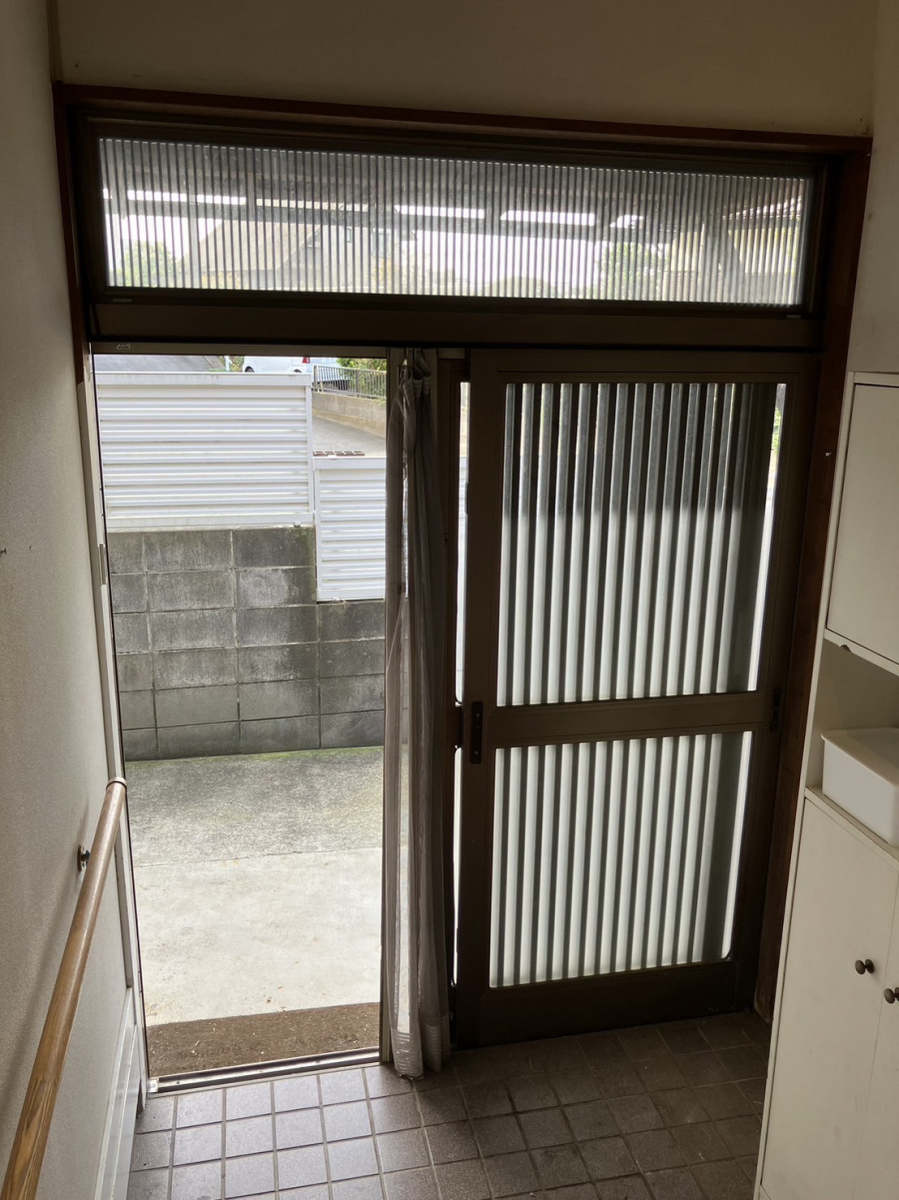 ミネオトーヨー住器の茅ヶ崎市にて玄関引きをリフォーム!の施工前の写真2