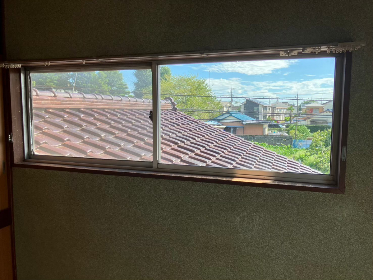 ミネオトーヨー住器の伊勢原市にて内窓「インプラス」取り付け工事の施工前の写真2