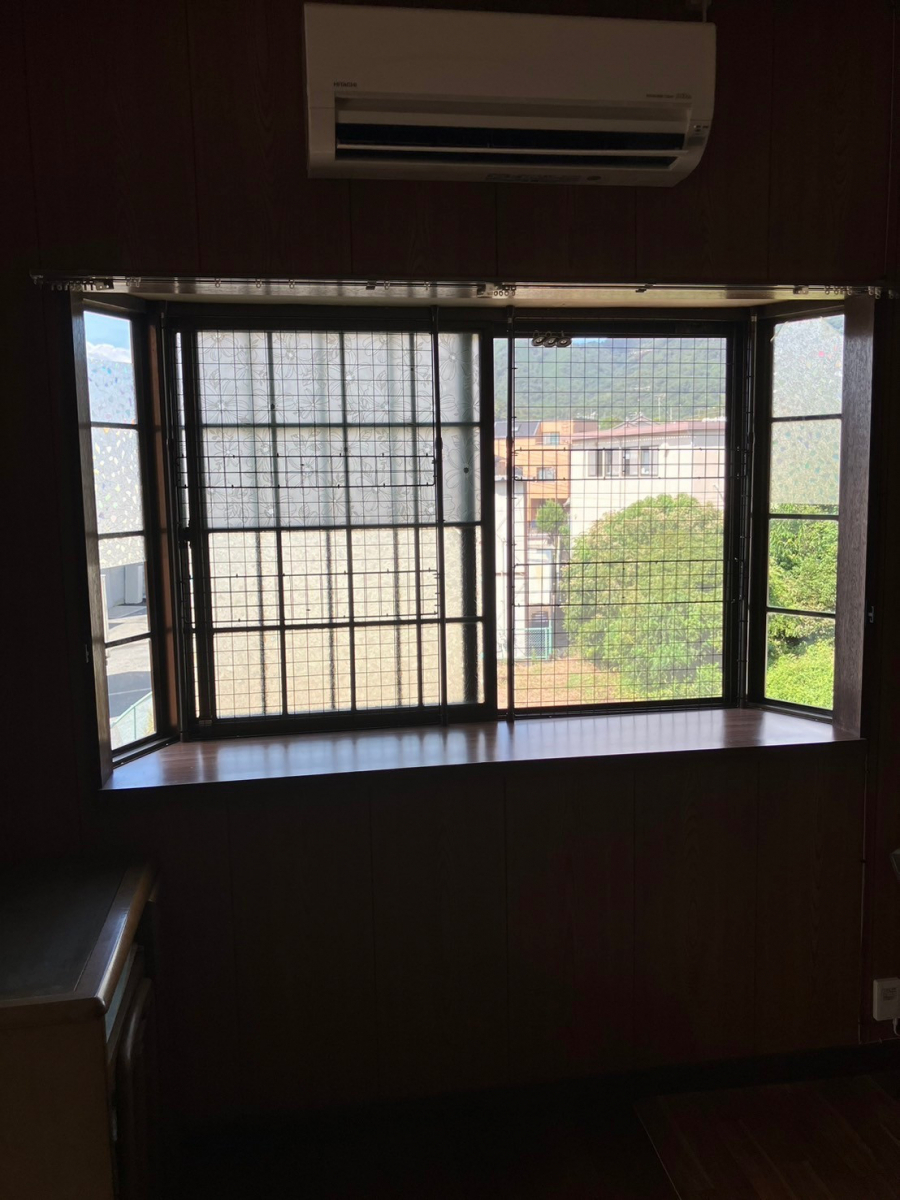 ミネオトーヨー住器の伊勢原市にて内窓「インプラス」取り付け工事の施工前の写真3