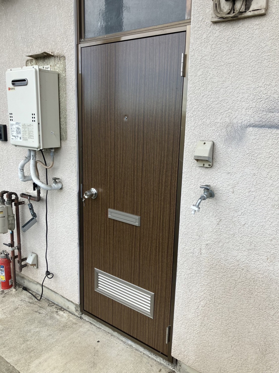 ミネオトーヨー住器の伊勢原市にて網戸の取り換えとアパートドア入替の施工後の写真2