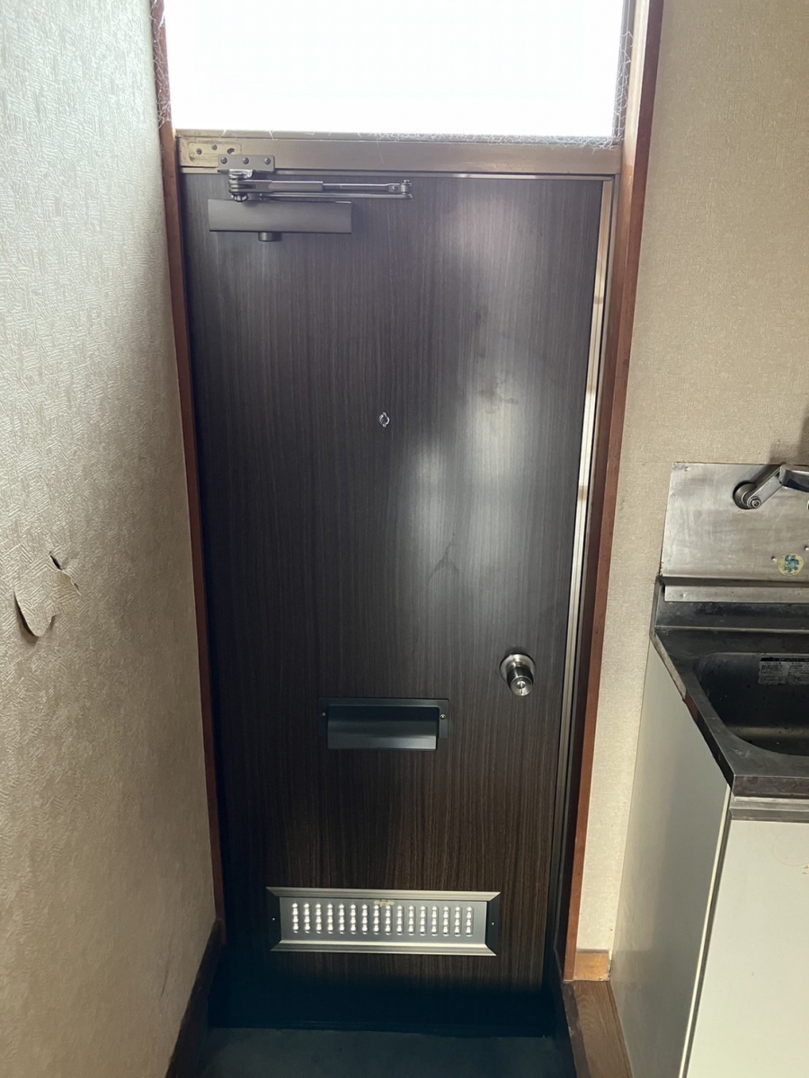 ミネオトーヨー住器の伊勢原市にて網戸の取り換えとアパートドア入替の施工後の写真3