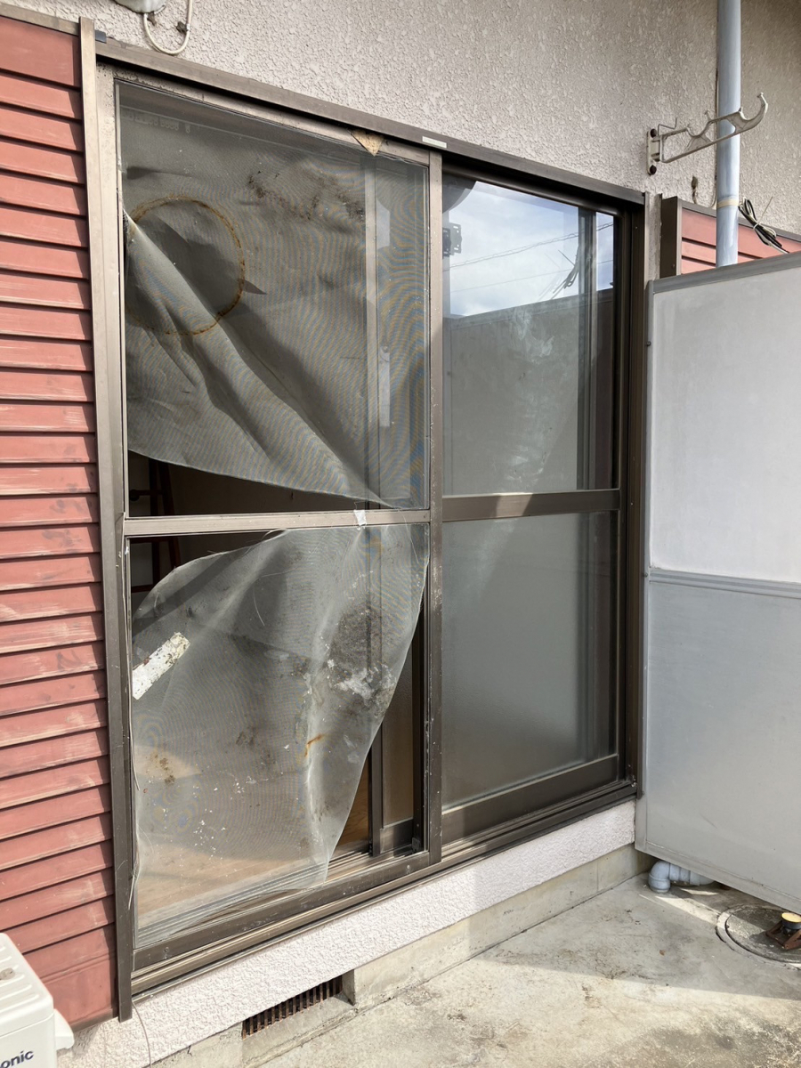 ミネオトーヨー住器の伊勢原市にて網戸の取り換えとアパートドア入替の施工前の写真1