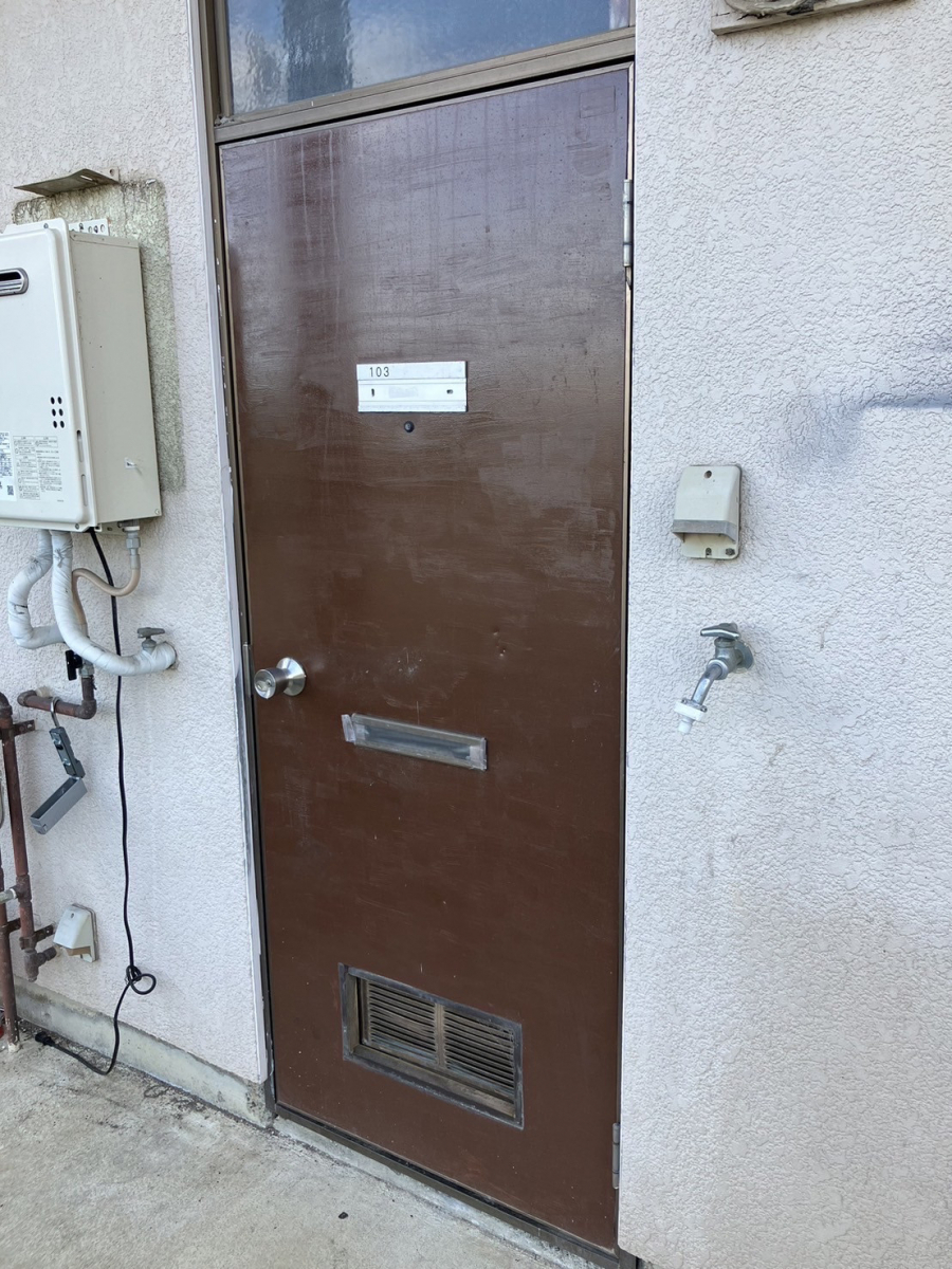 ミネオトーヨー住器の伊勢原市にて網戸の取り換えとアパートドア入替の施工前の写真2