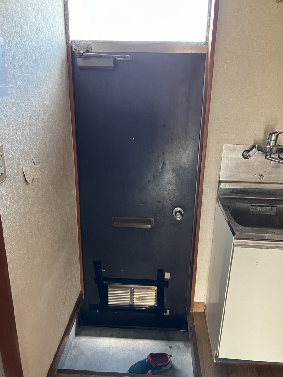 ミネオトーヨー住器の伊勢原市にて網戸の取り換えとアパートドア入替の施工前の写真3