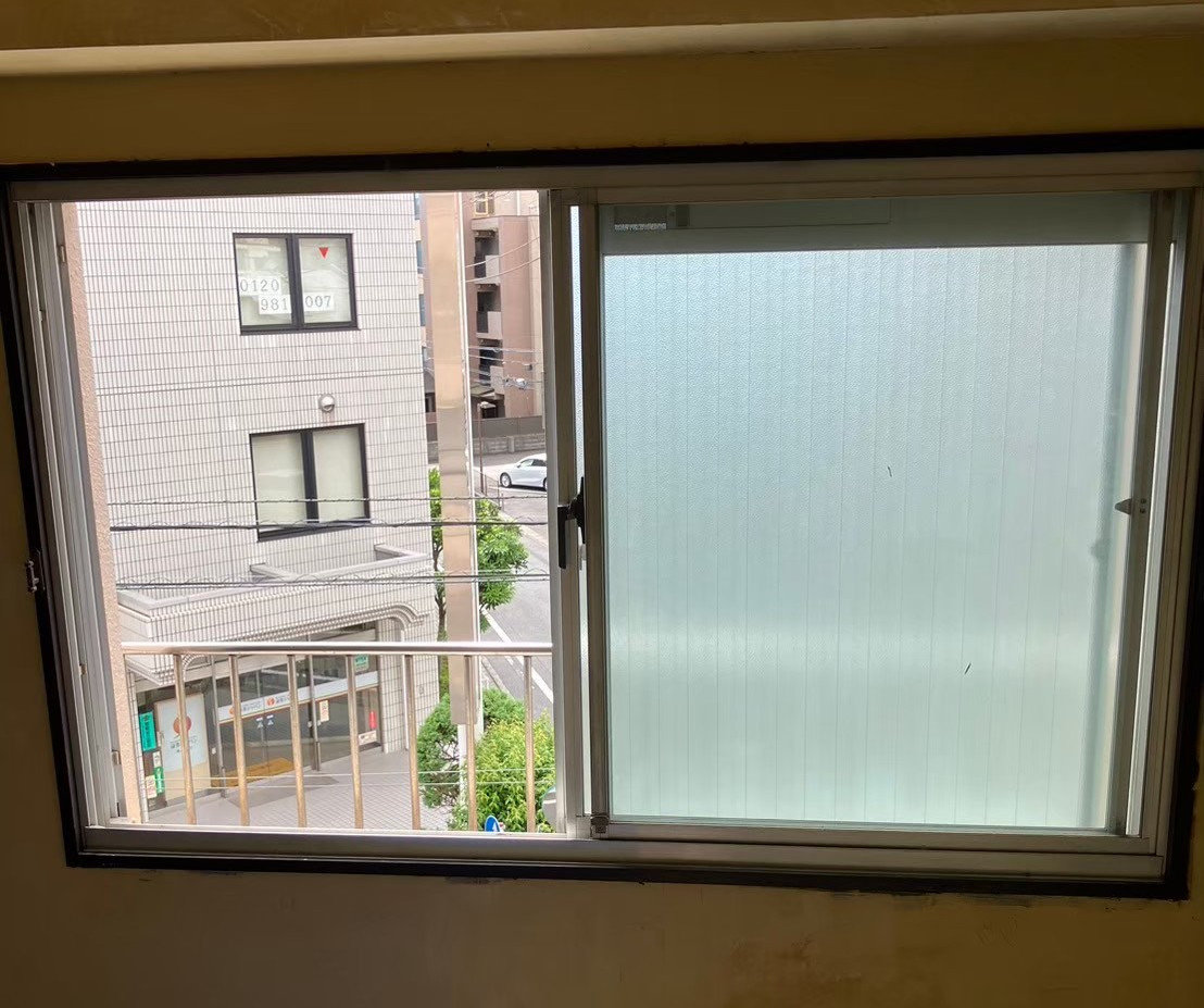 ミネオトーヨー住器の川崎市にて内窓「インプラス」取付の施工前の写真2