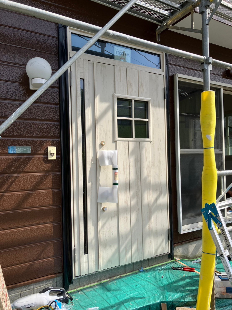 ミネオトーヨー住器の横須賀市にて玄関ドアリフォーム&内窓取付工事!の施工後の写真1