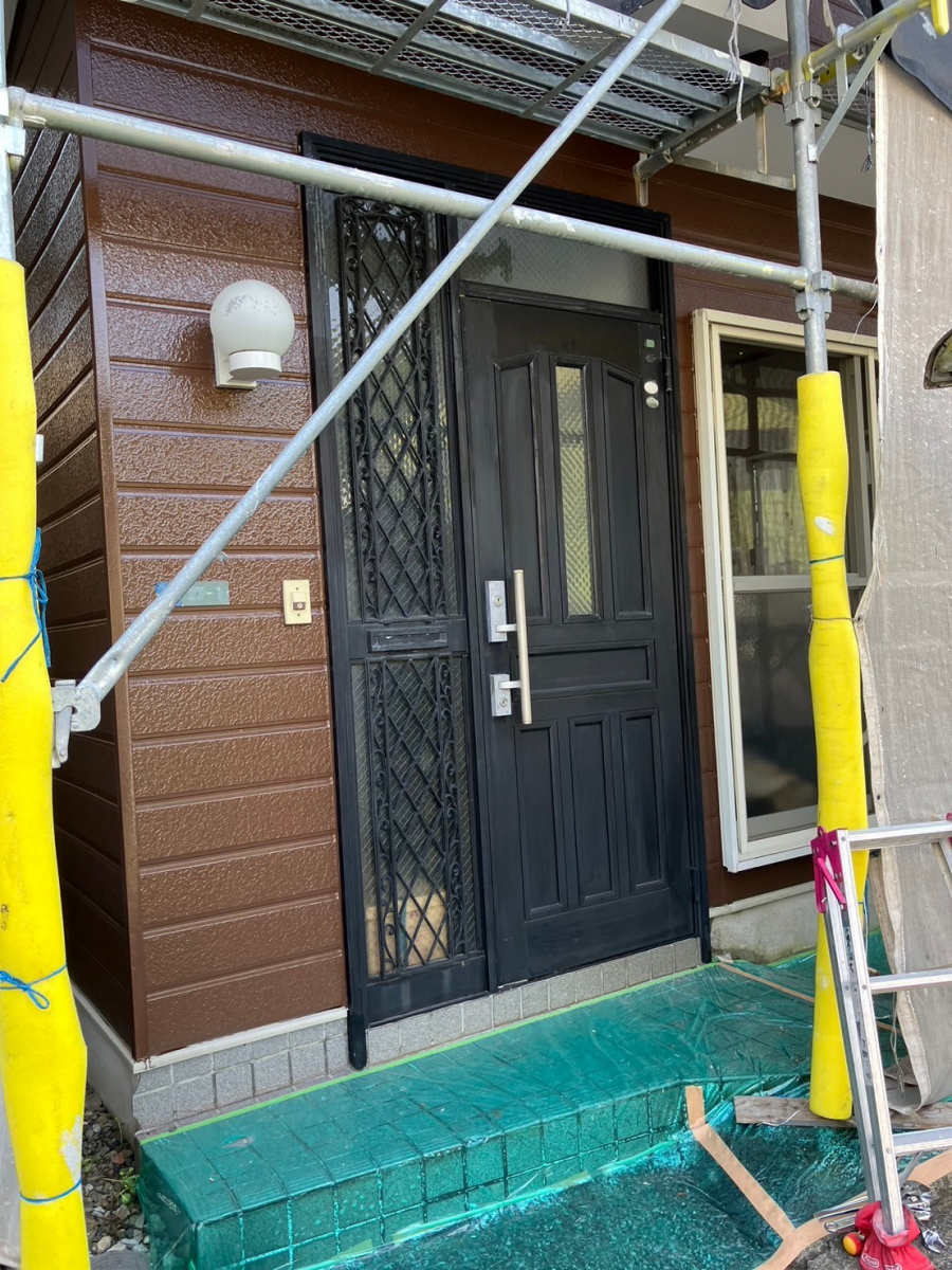 ミネオトーヨー住器の横須賀市にて玄関ドアリフォーム&内窓取付工事!の施工前の写真1