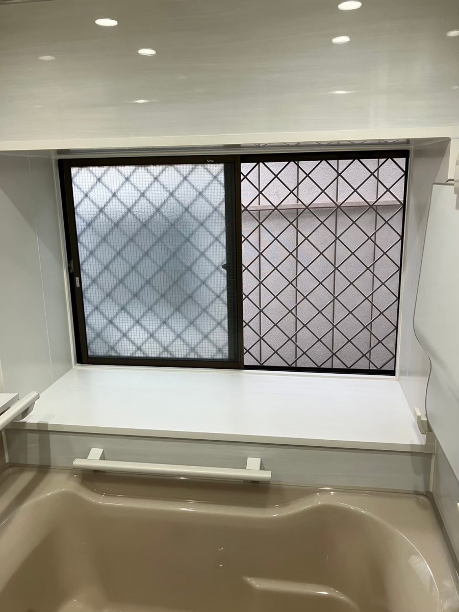 ミネオトーヨー住器の大和市にて内窓「インプラス」浴室もトイレも!の施工前の写真2